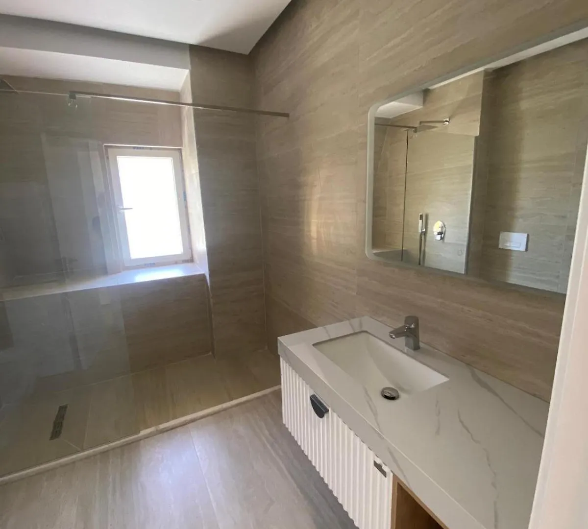 טיראנה Luxury Land Lake אלבניה