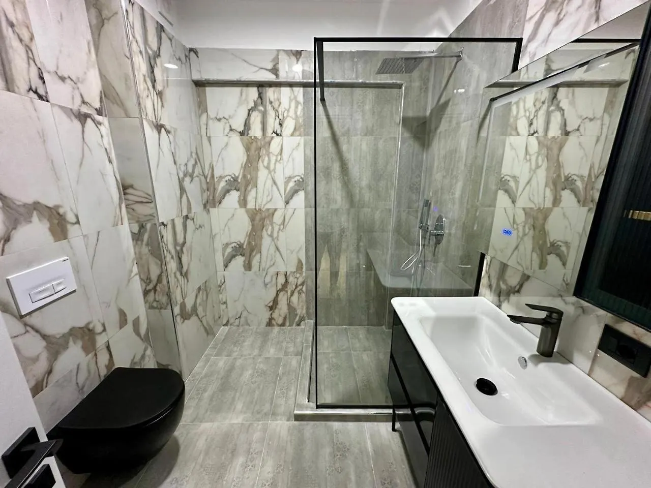 Luxury Land Lake 티라나